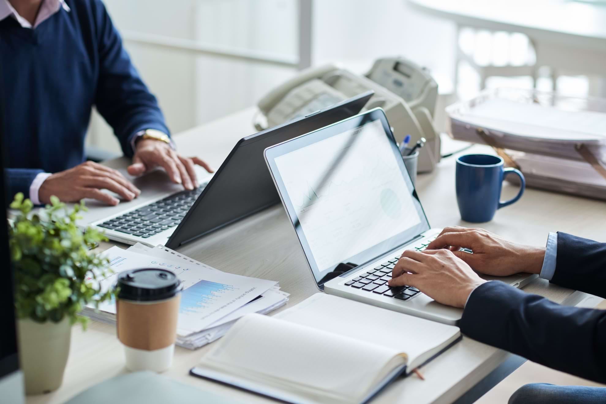 hommes qui travaillent sur ordinateur